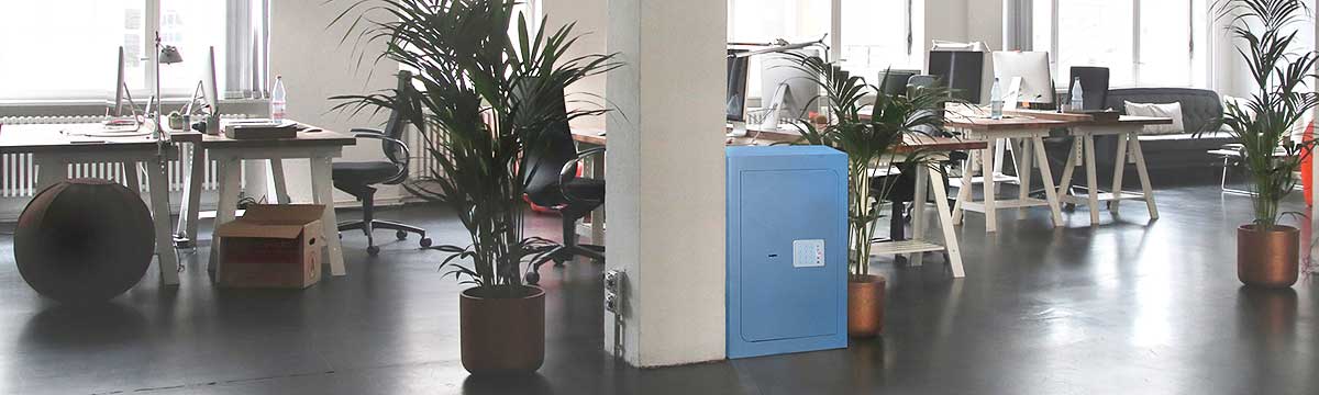 Una Caja BTV Zafiro con Llave y Combinación Electrónica en una oficina